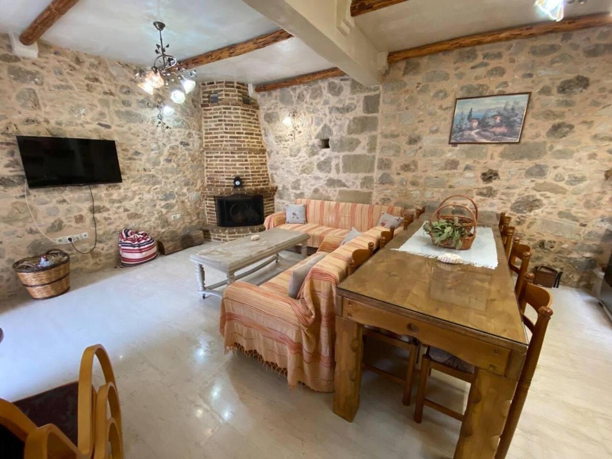 Stone House 3-Bedroom 8 persons - Housity
