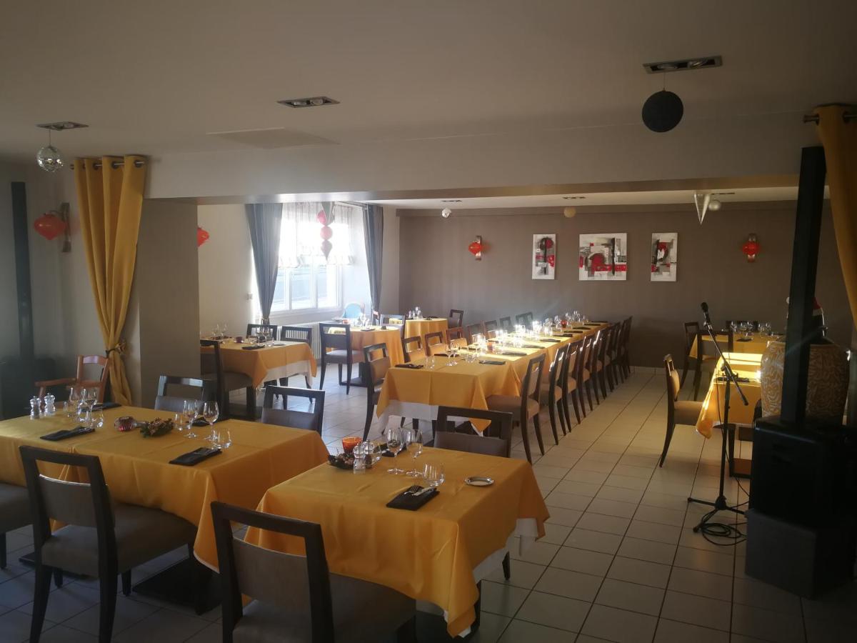 Restaurant ou autre lieu de restauration dans l'établissement Logis Hôtel Bellevue
