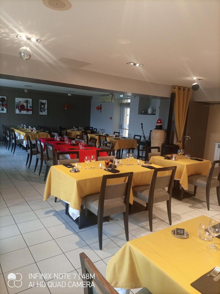 Restaurant ou autre lieu de restauration dans l'établissement Logis Hôtel Bellevue