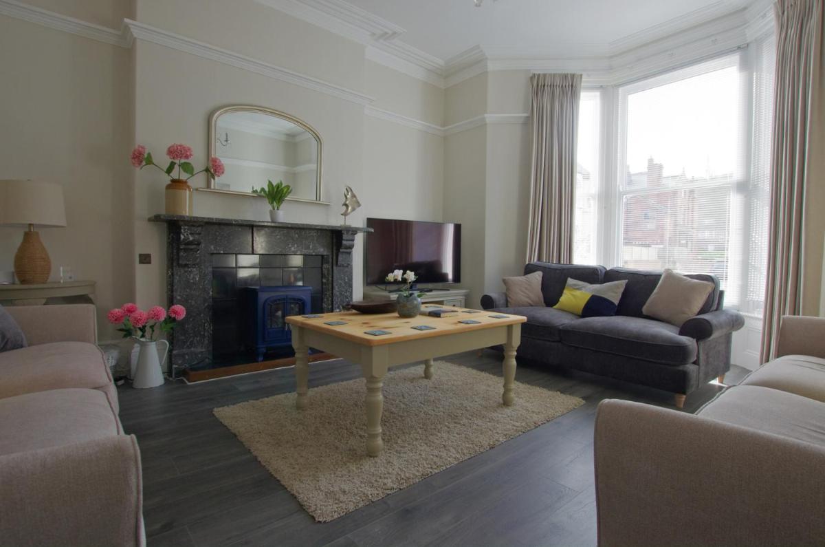 Spinnaker House - Luxury Scarborough Property in South Bay - Housity