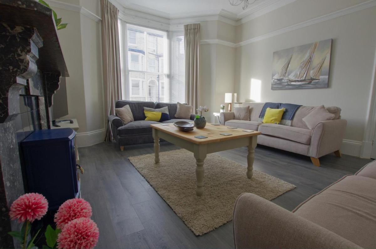Spinnaker House - Luxury Scarborough Property in South Bay - Housity