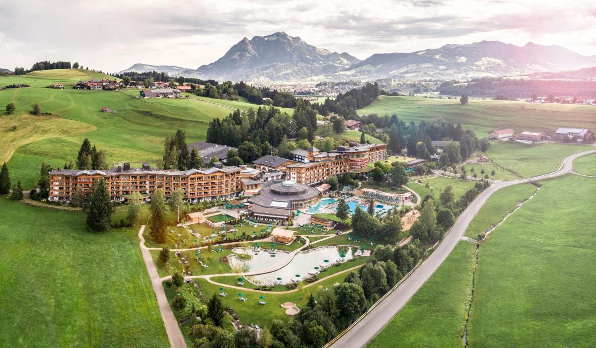 eine Luftaufnahme eines Resorts in den Bergen in der Unterkunft Sonnenalp Resort in Ofterschwang