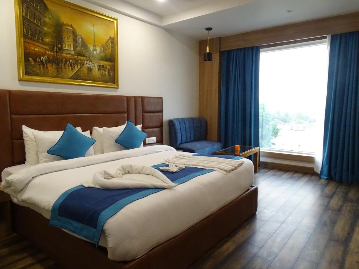The Grand Arc Hotel & Convention Centre - Housity