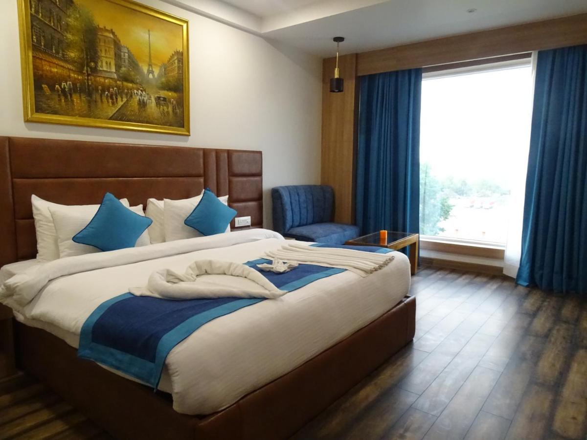 The Grand Arc Hotel & Convention Centre - Housity