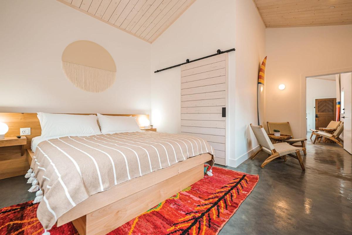 Longboard Studio and Funboard Room includes King Bed and Kitchenette plus King Murphy and Mini Kitchenette - Housity