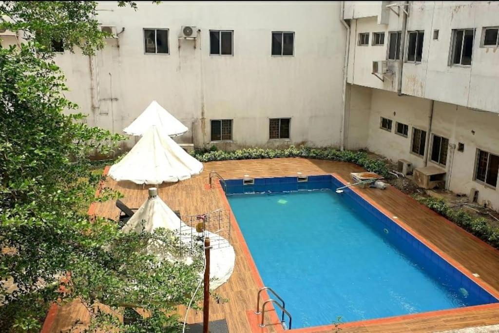 Suitetrails - Spacious 1 bed Ikoyi Flat with Wi-Fi and Pool