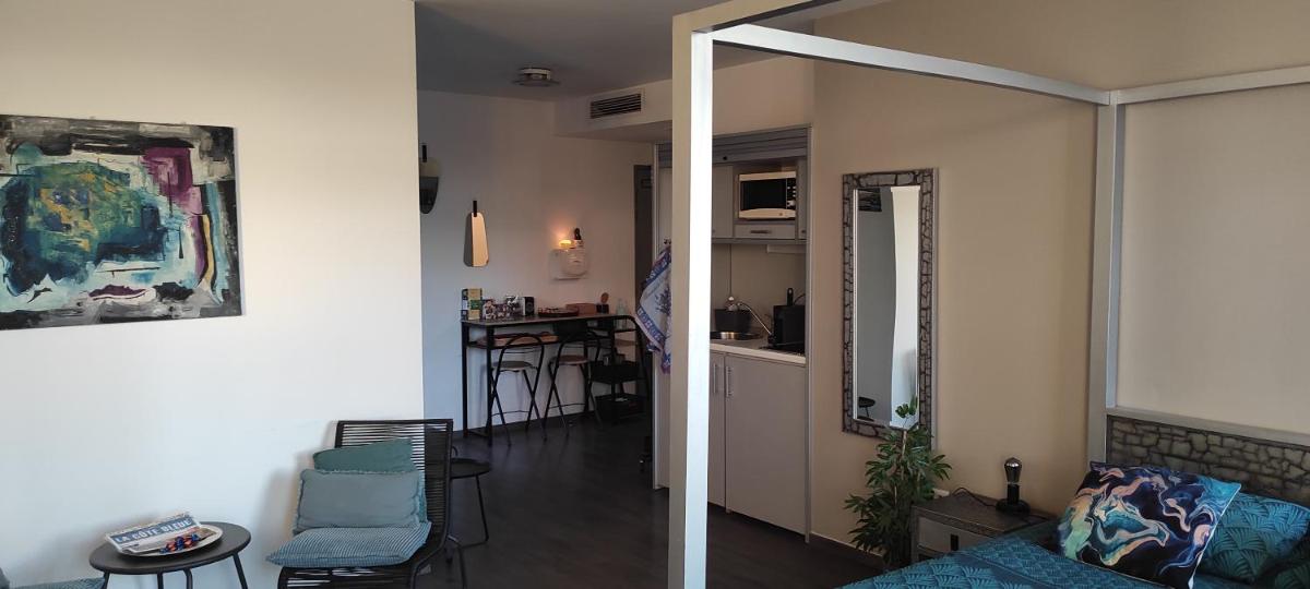 grand studio terrasse de standing, pleine vue village et proche mer - Housity