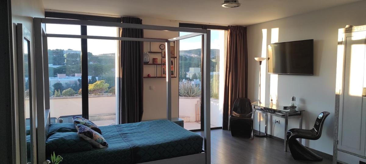 grand studio terrasse de standing, pleine vue village et proche mer - Housity