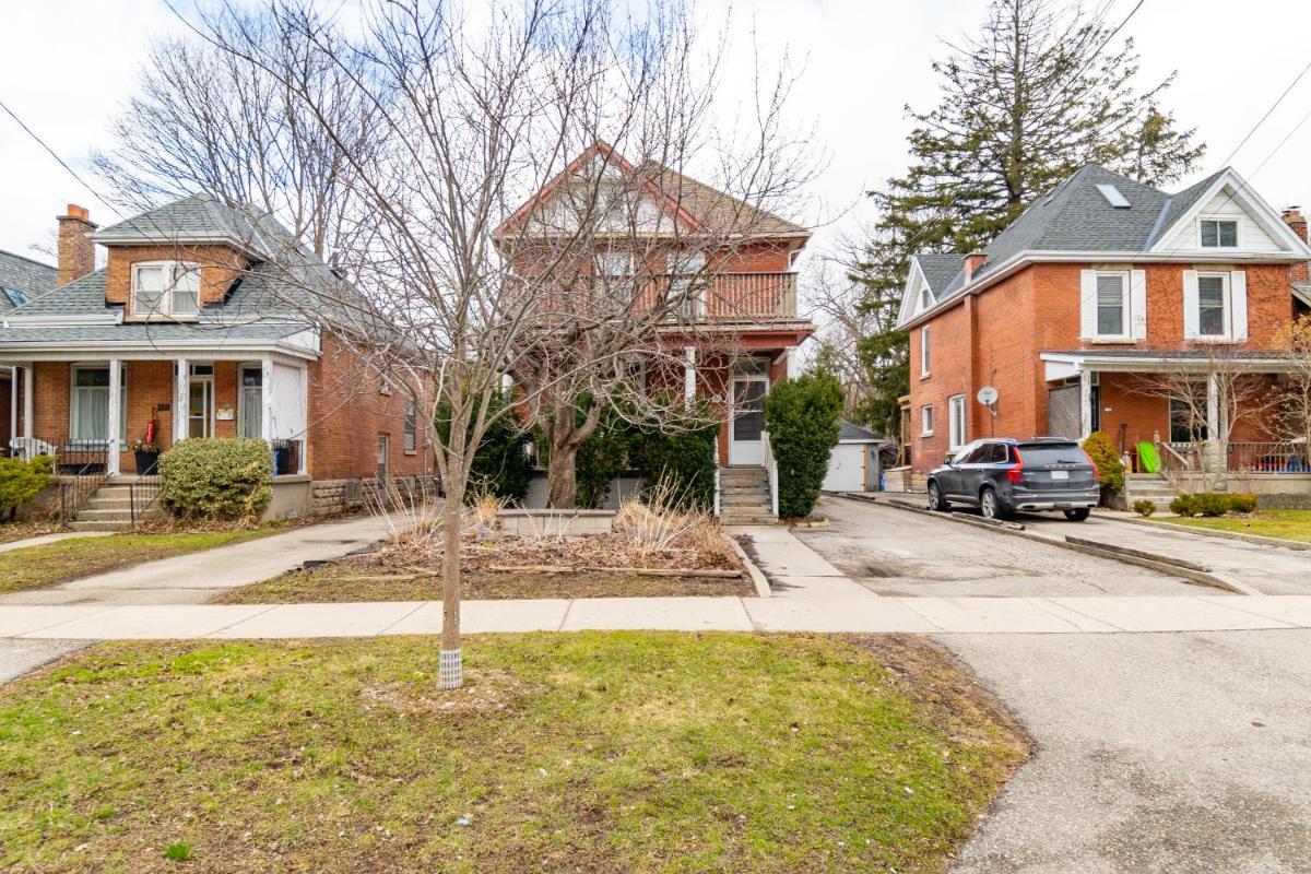 Charming centrally 2 bedroom in London Ontario - Housity