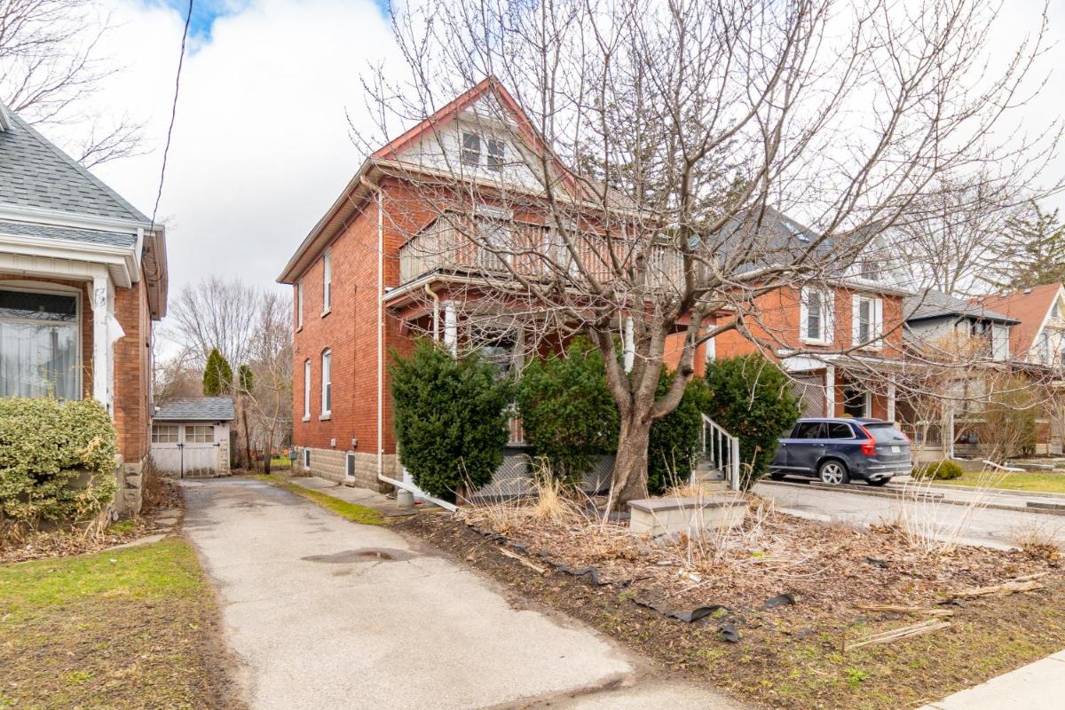 Charming centrally 2 bedroom in London Ontario - Housity