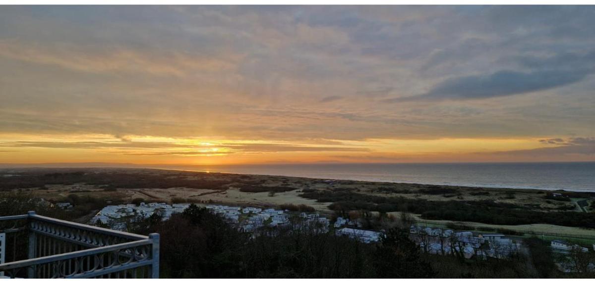 The Mermaids Watch Pendine DOG FRIENDLY with Cymru Holidays - Housity