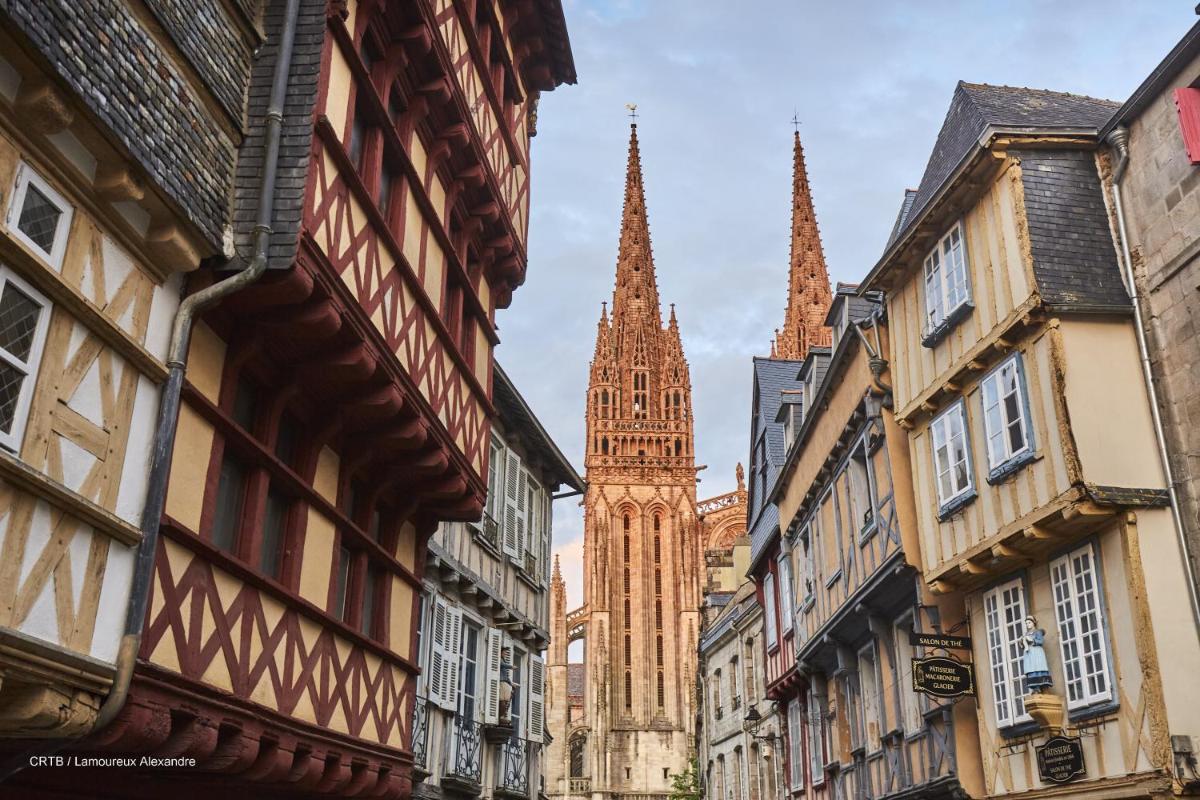 Vue générale sur Quimper ou vue de la ville depuis l'hôtel