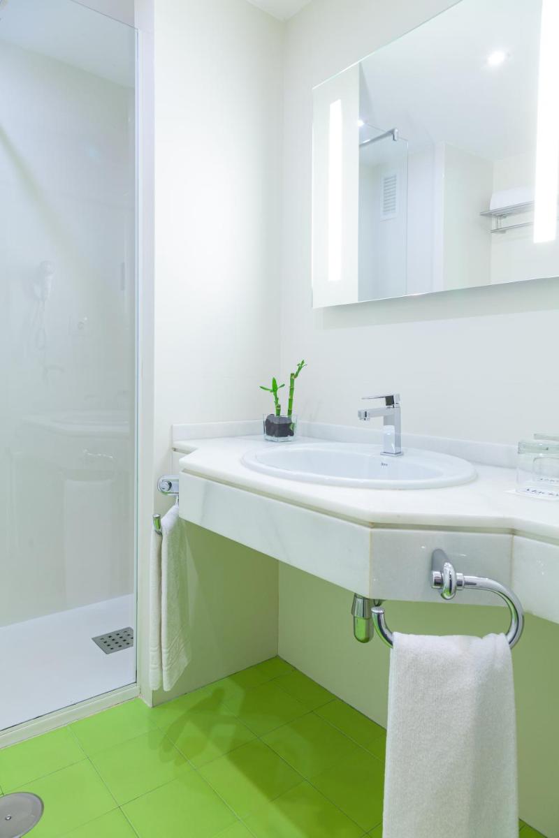 Un baño de Hotel Maciá Granada Five Senses Rooms & Suites