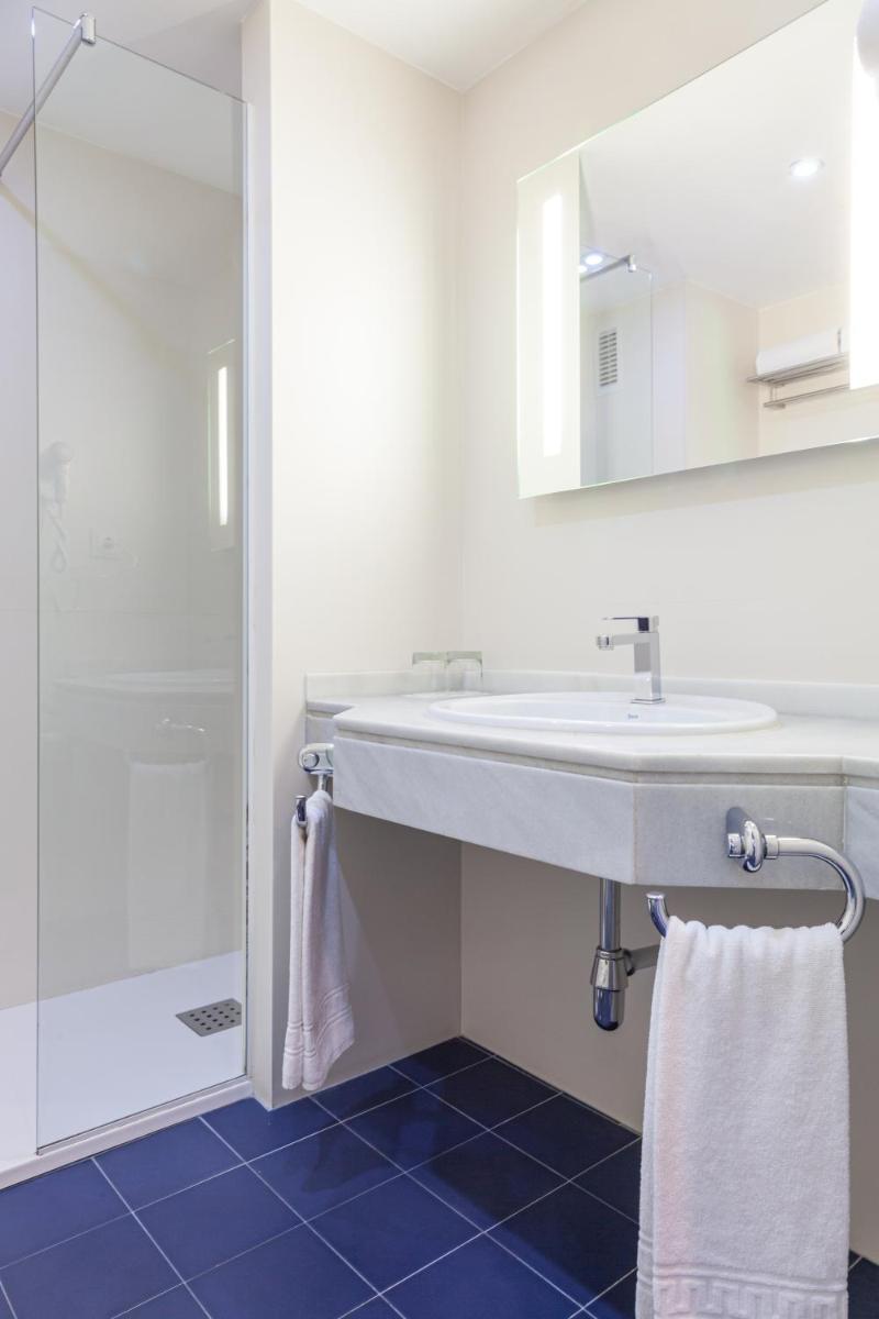 Un baño de Hotel Maciá Granada Five Senses Rooms & Suites