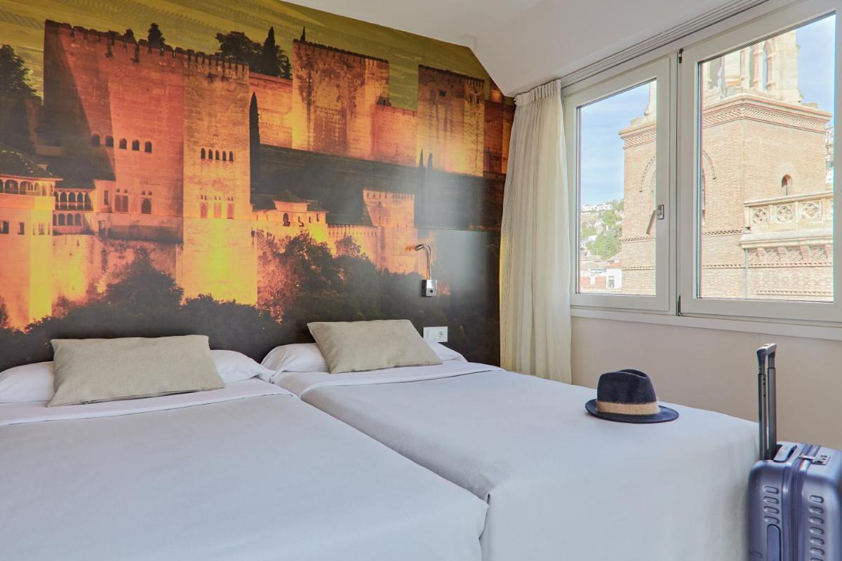 Cama o camas de una habitación en Hotel Maciá Granada Five Senses Rooms & Suites