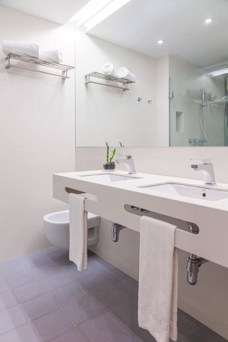 Un baño de Hotel Maciá Granada Five Senses Rooms & Suites
