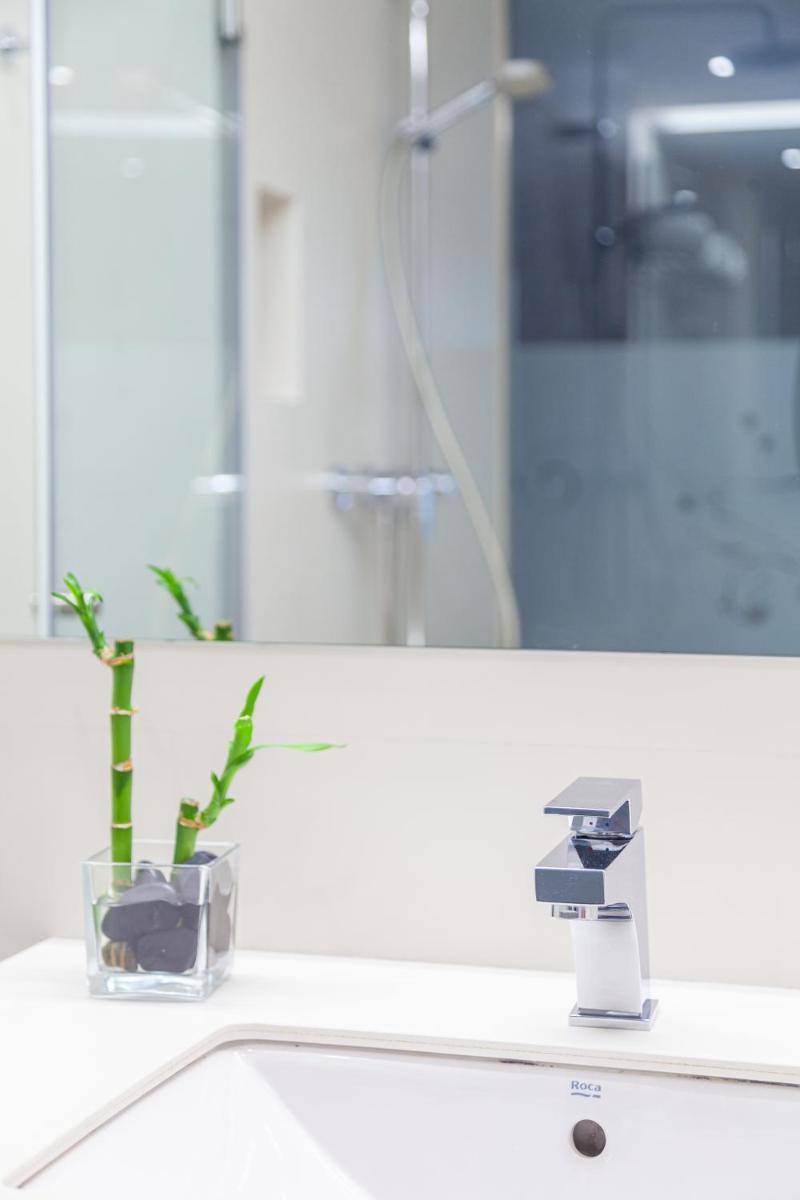 Un baño de Hotel Maciá Granada Five Senses Rooms & Suites
