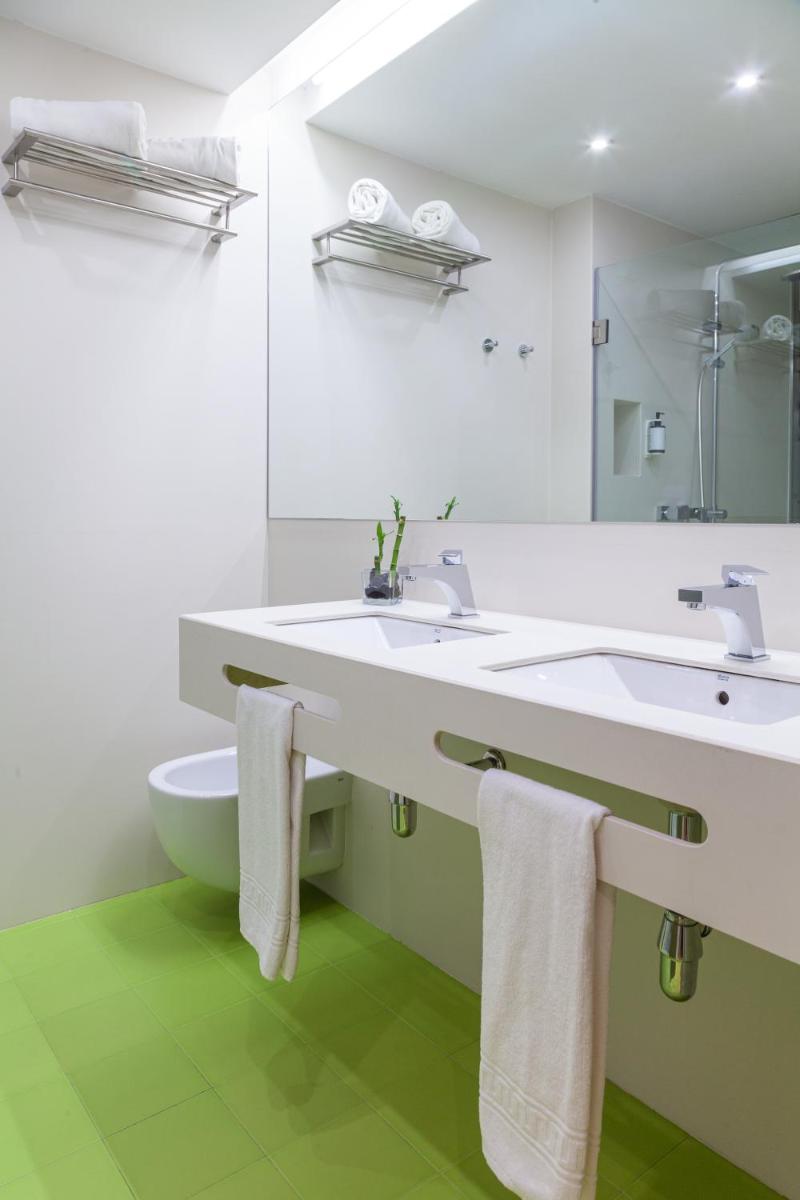 Un baño de Hotel Maciá Granada Five Senses Rooms & Suites