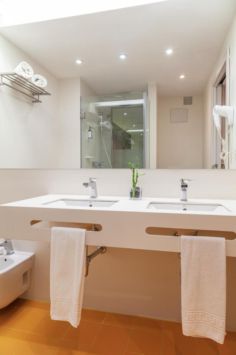 Un baño de Hotel Maciá Granada Five Senses Rooms & Suites