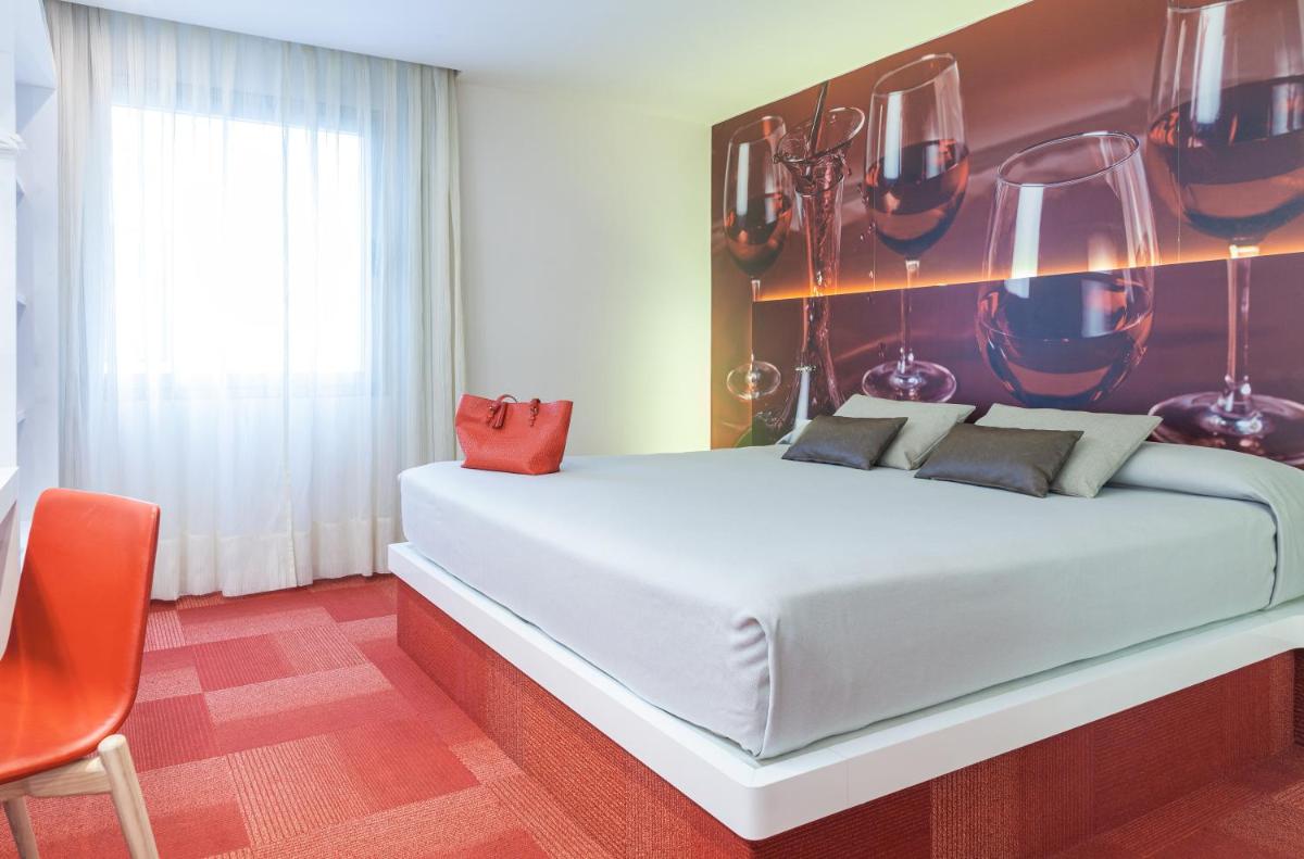 Cama o camas de una habitación en Hotel Maciá Granada Five Senses Rooms & Suites
