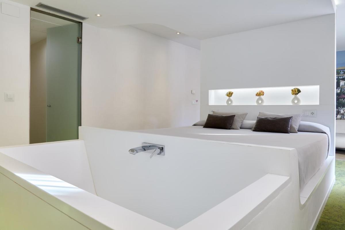 Cama o camas de una habitación en Hotel Maciá Granada Five Senses Rooms & Suites