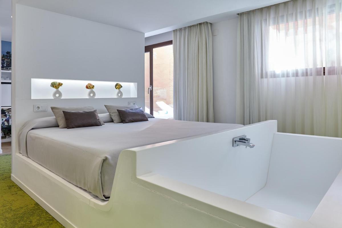 Cama o camas de una habitación en Hotel Maciá Granada Five Senses Rooms & Suites