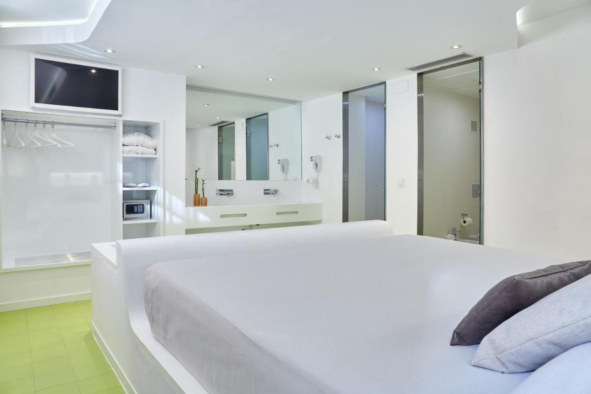Cama o camas de una habitación en Hotel Maciá Granada Five Senses Rooms & Suites