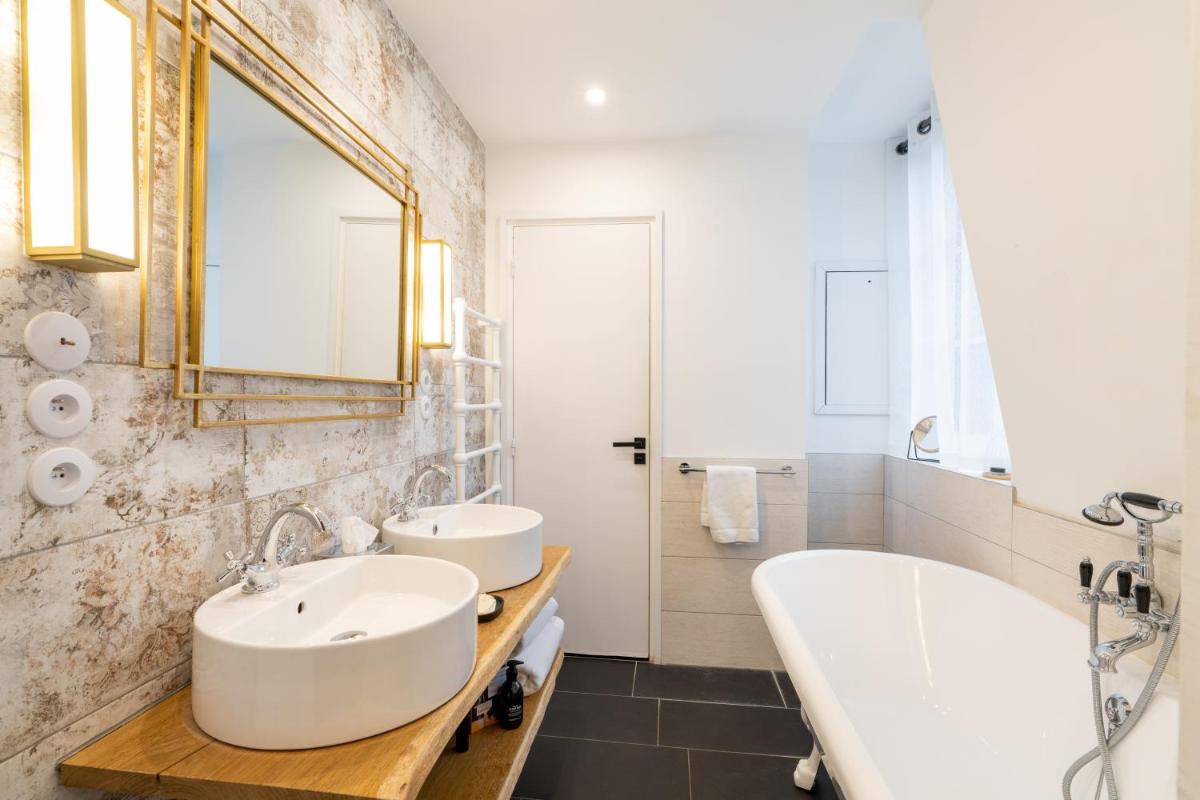 Salle de bains dans l'établissement Les Jardins de Coppélia