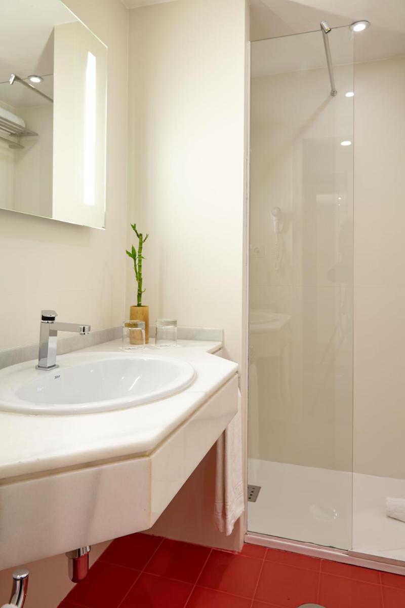 Un baño de Hotel Maciá Granada Five Senses Rooms & Suites