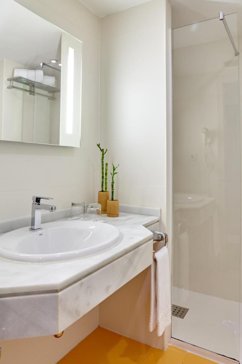 Un baño de Hotel Maciá Granada Five Senses Rooms & Suites