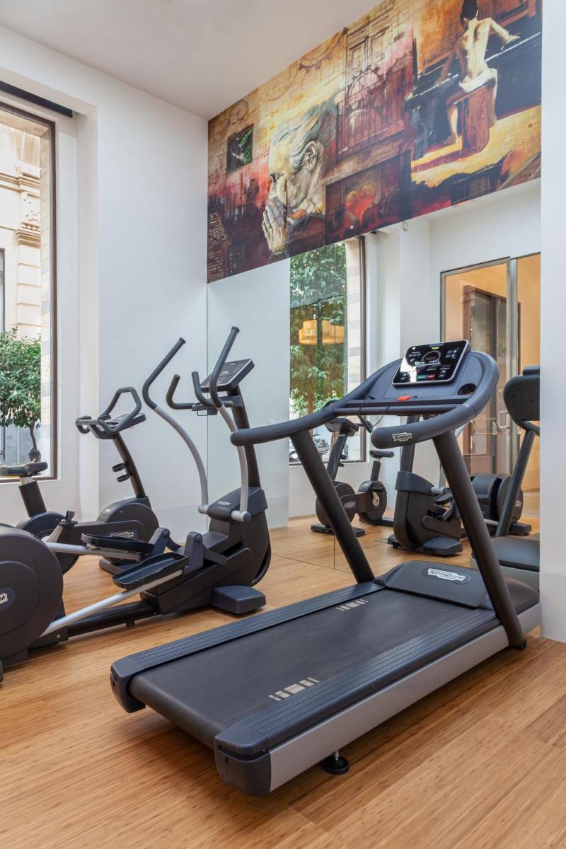 Gimnasio o instalaciones de fitness de Hotel Maciá Granada Five Senses Rooms & Suites
