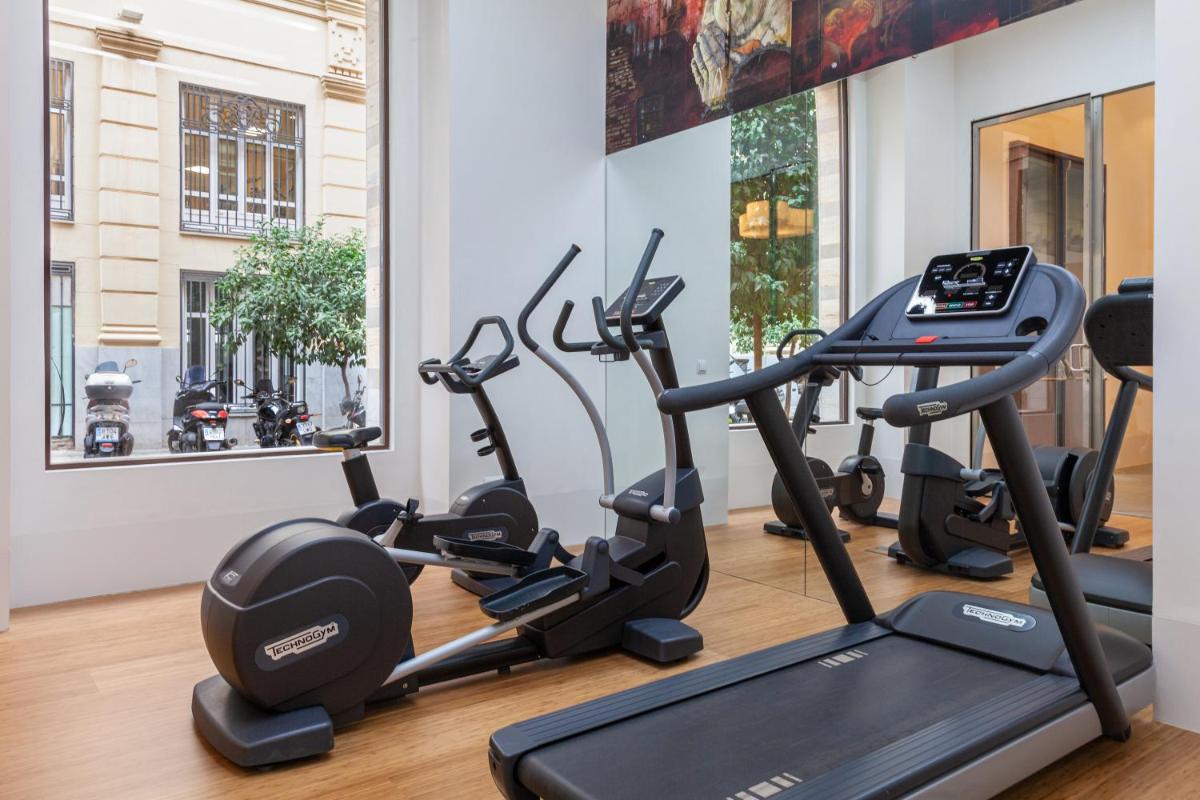 Gimnasio o instalaciones de fitness de Hotel Maciá Granada Five Senses Rooms & Suites