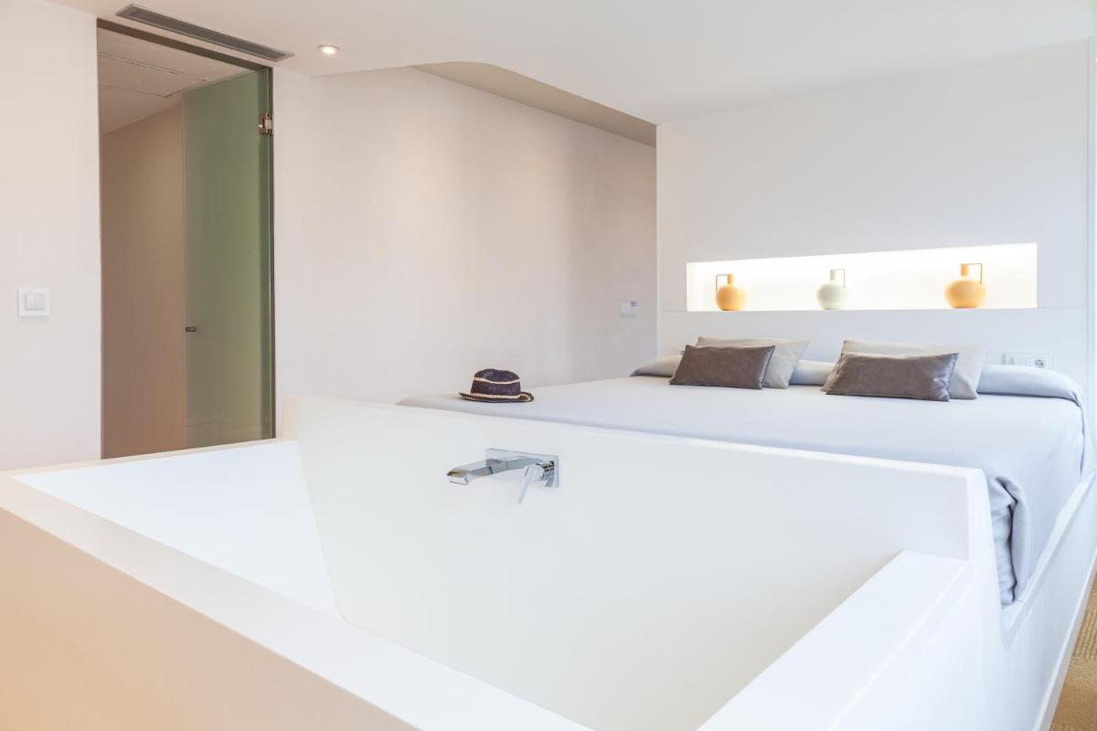 Cama o camas de una habitación en Hotel Maciá Granada Five Senses Rooms & Suites