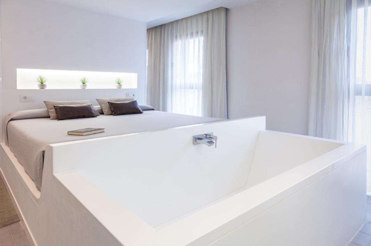 Cama o camas de una habitación en Hotel Maciá Granada Five Senses Rooms & Suites