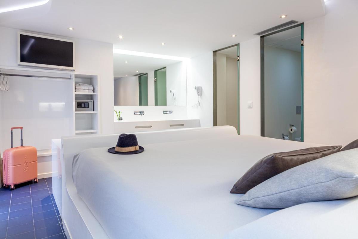 Cama o camas de una habitación en Hotel Maciá Granada Five Senses Rooms & Suites
