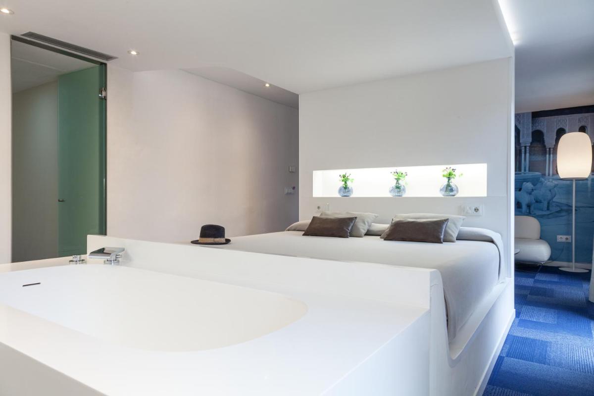 Cama o camas de una habitación en Hotel Maciá Granada Five Senses Rooms & Suites