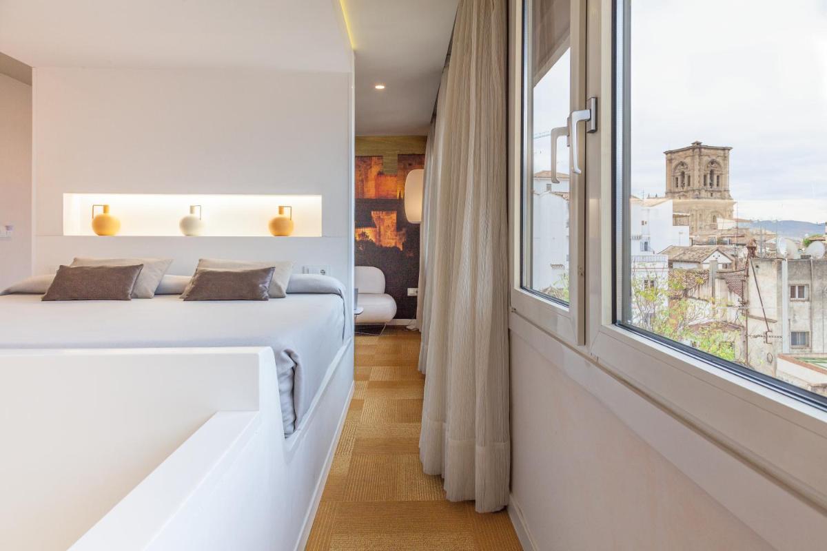 Cama o camas de una habitación en Hotel Maciá Granada Five Senses Rooms & Suites