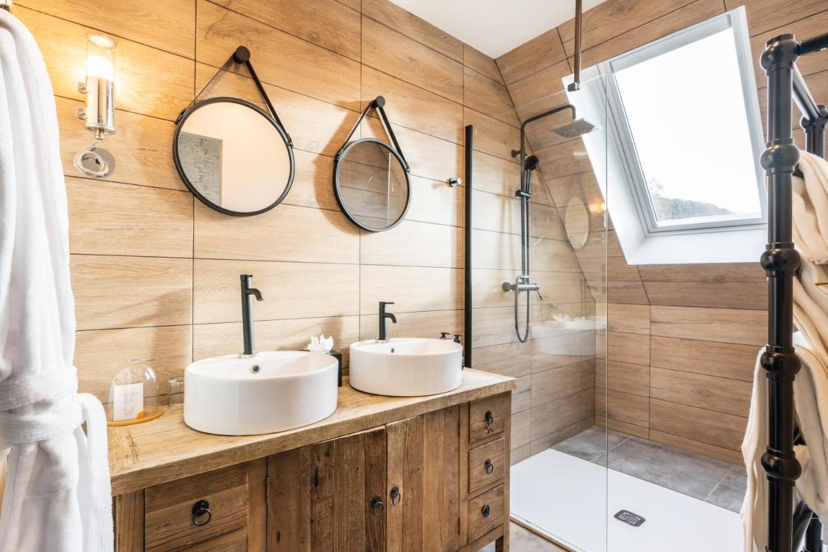 Salle de bains dans l'établissement Les Jardins de Coppélia