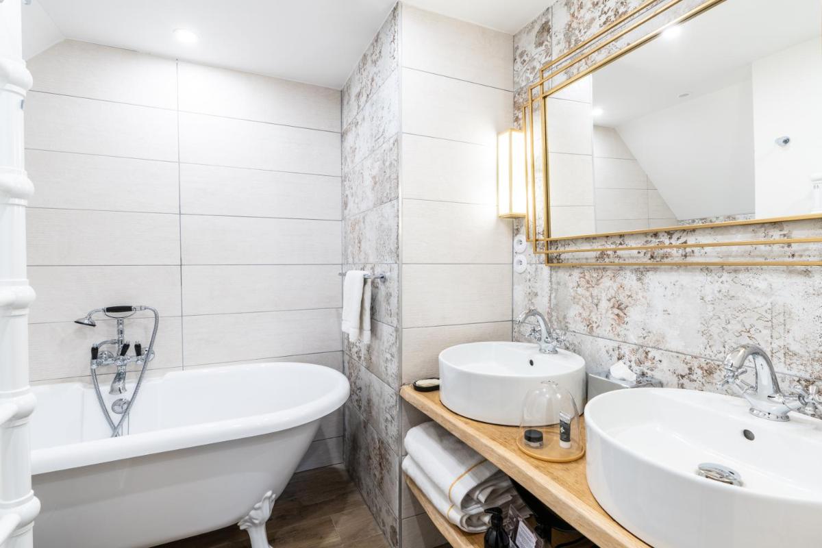 Salle de bains dans l'établissement Les Jardins de Coppélia