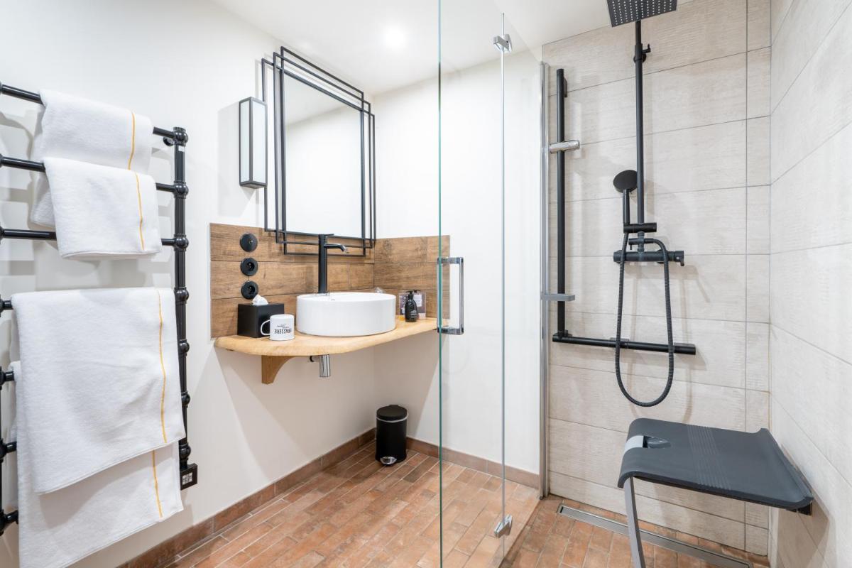 Salle de bains dans l'établissement Les Jardins de Coppélia