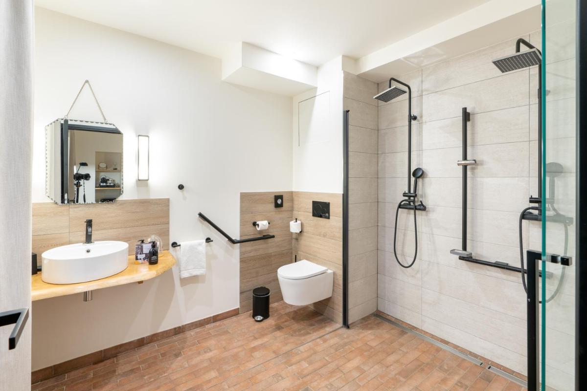 Salle de bains dans l'établissement Les Jardins de Coppélia