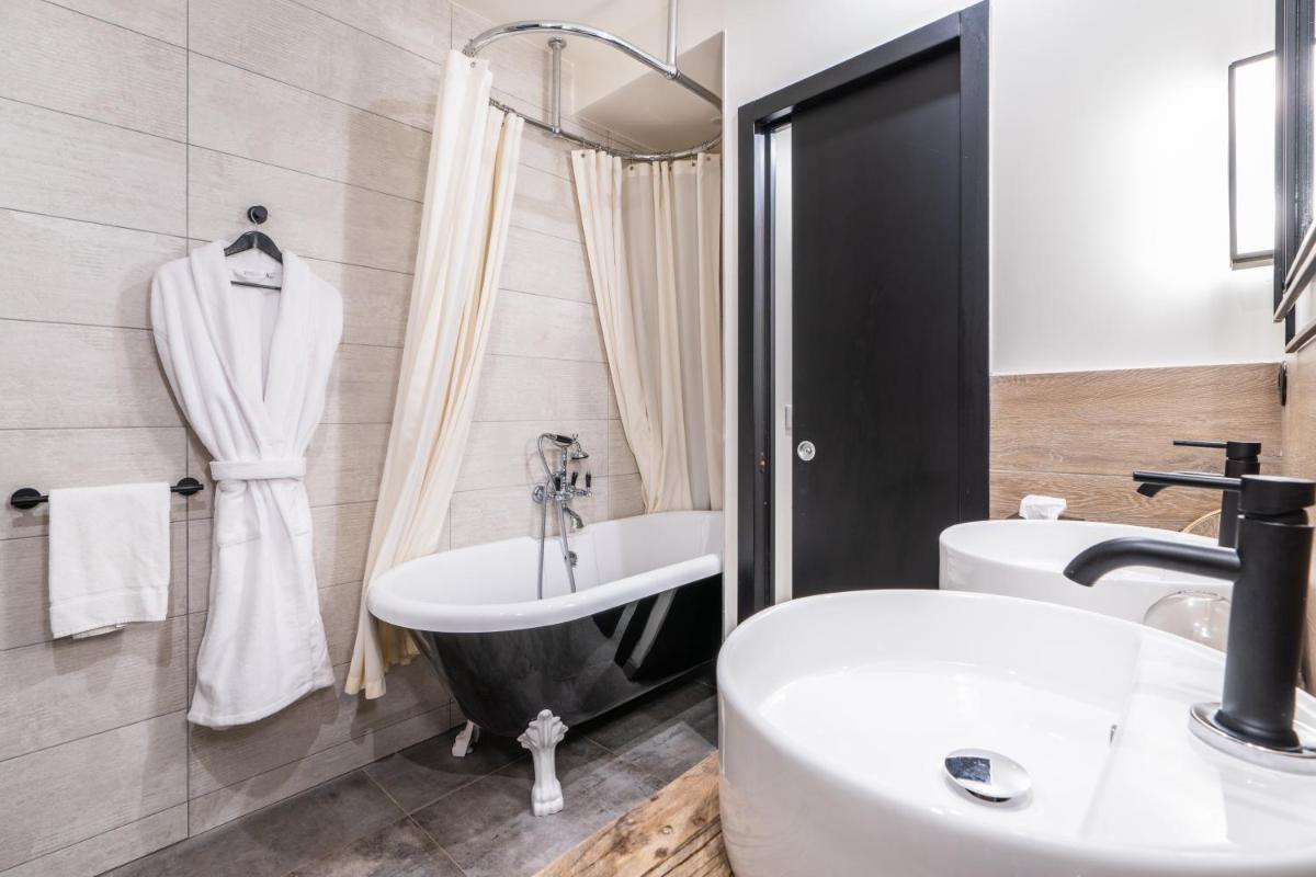 Salle de bains dans l'établissement Les Jardins de Coppélia