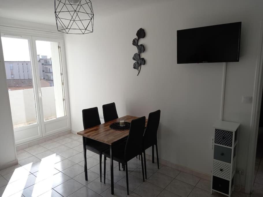 Appart 2/4 pers proche centre avec Balcon, Parking - Housity