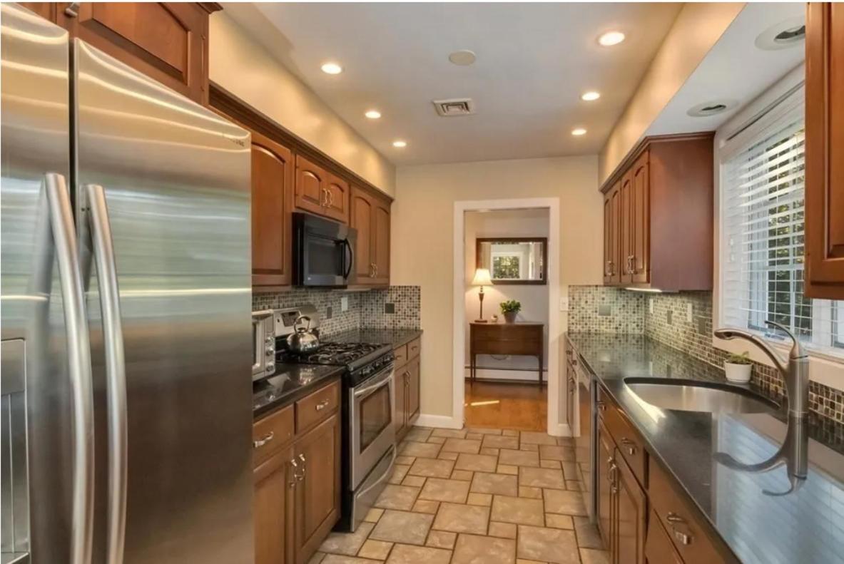 Cape Cod house - Housity