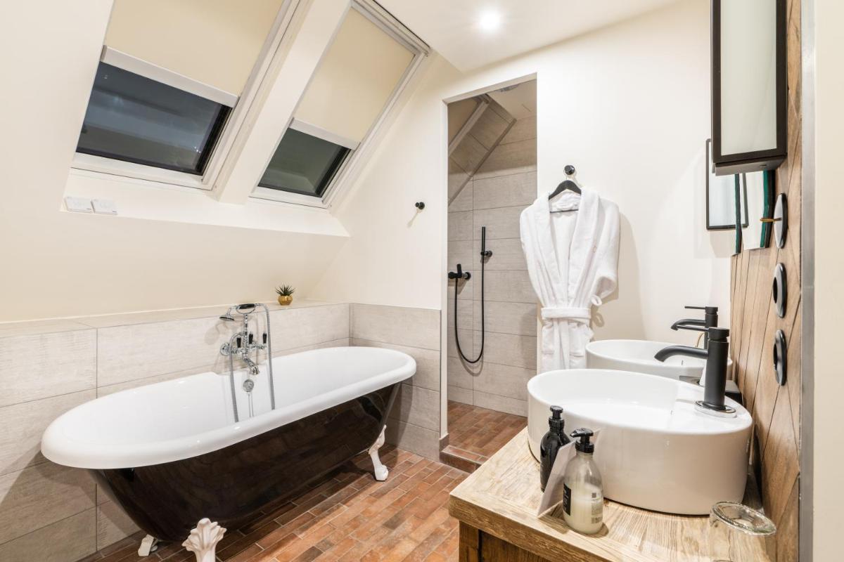 Salle de bains dans l'établissement Les Jardins de Coppélia