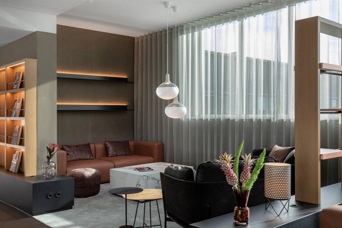 Ein Sitzbereich in der Unterkunft Frankfurt Airport Marriott Hotel Ein Sitzbereich in der Unterkunft Frankfurt Airport Marriott Hotel