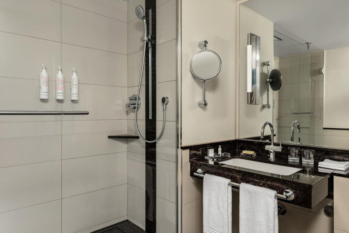 Ein Badezimmer in der Unterkunft Berlin Marriott Hotel