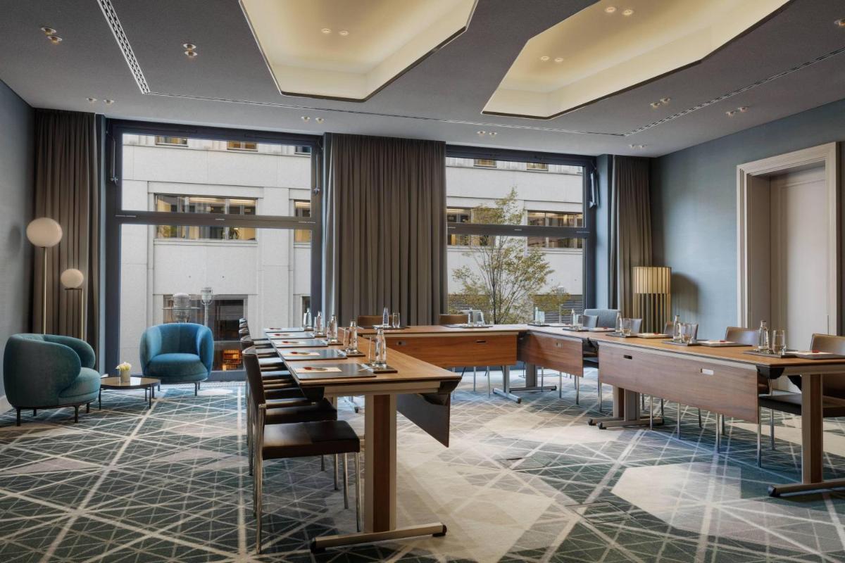 Ein Sitzbereich in der Unterkunft Berlin Marriott Hotel