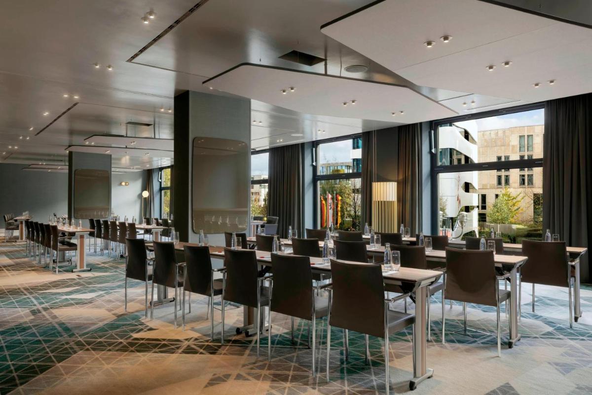 Ein Restaurant oder anderes Speiselokal in der Unterkunft Berlin Marriott Hotel