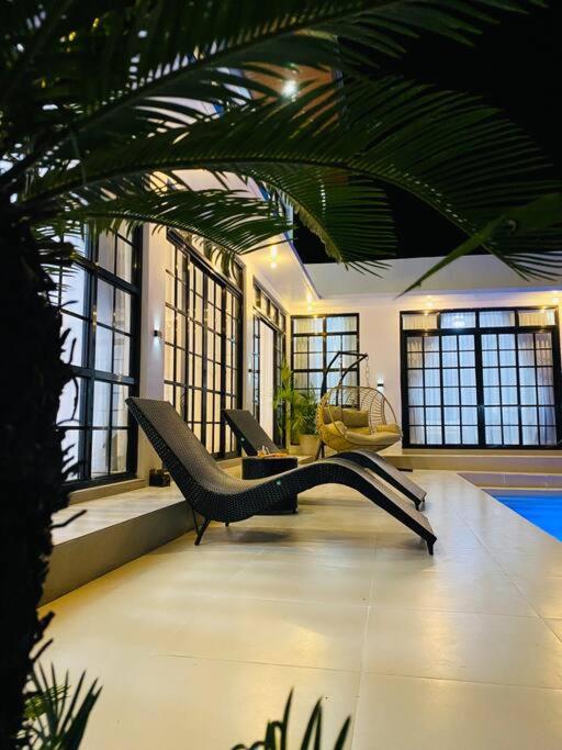 The Peak Villa w/ Infinity Pool! (20mins to Clark) - Housity